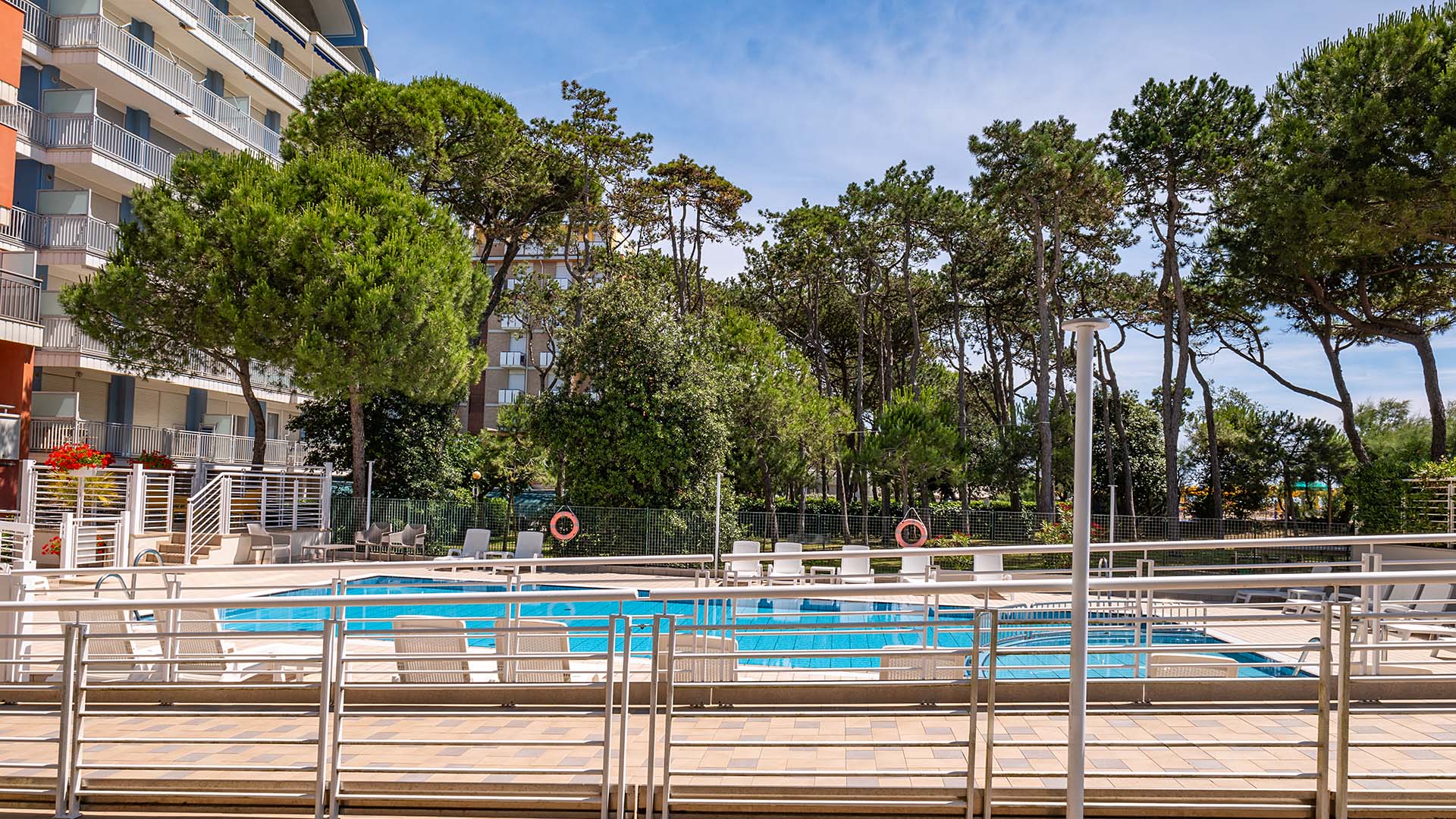 Relax e Divertimento in Piscina per Tutta la Famiglia